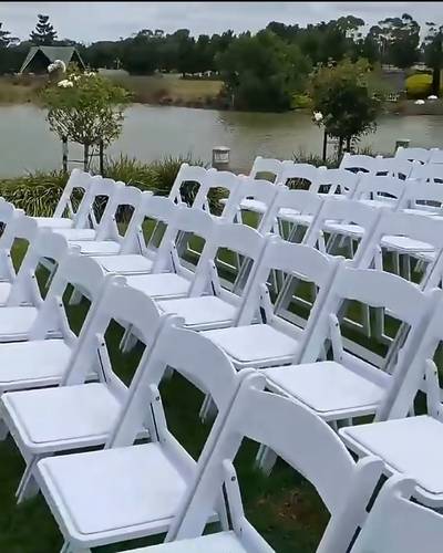 Location de chaises et tables blanches pliantes prestige 