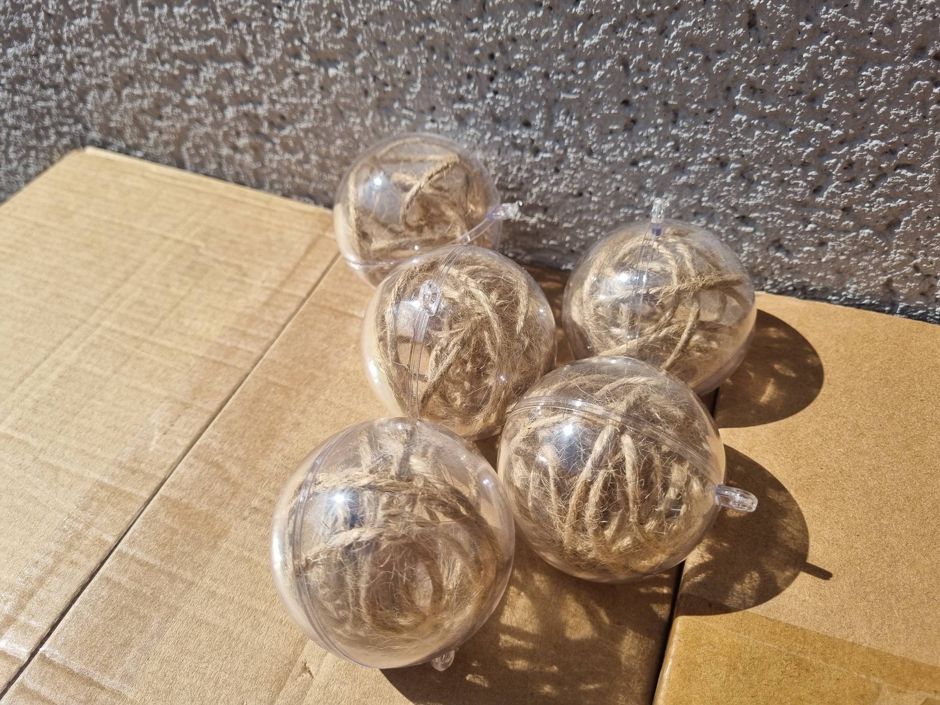 Grosses boules en plastique à décorer à suspendre (avec ou sans ficelle en toile de jute) 
