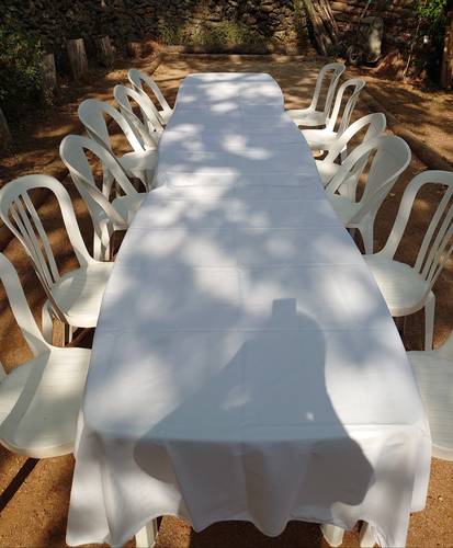 Tables et chaises blanches 
