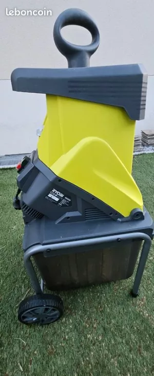 location Location Broyeur de Végétaux - RYOBI - Moteur 2500W, Bac 40L