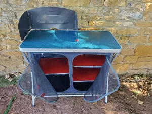 annonce location Table camping cuisine et rangements