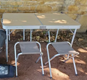 annonce location Table camping pliable + 4 tabourets camping